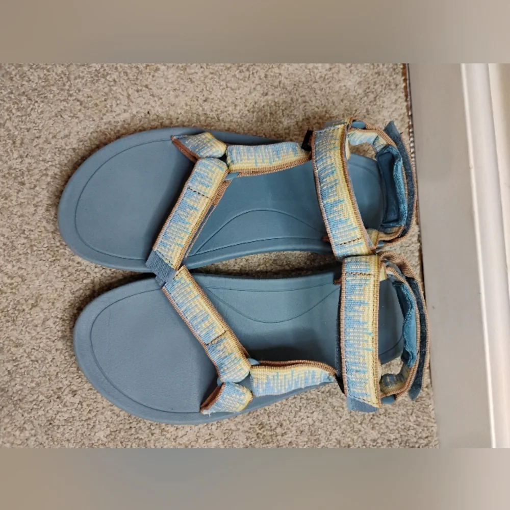 Teva men's Size 5 Teal and Yellow Strappy Sandals